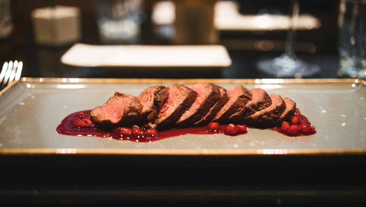 루머스 호텔 프랑크푸르트 외부 사진 A steak prepared with a cranberry glaze