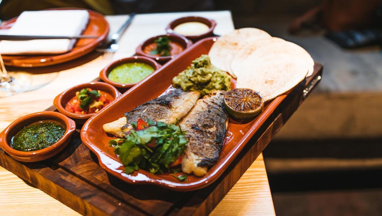 루머스 호텔 프랑크푸르트 외부 사진 A plate of grilled fish with various sauces