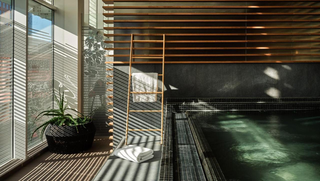 루머스 호텔 프랑크푸르트 외부 사진 The swimming pool at the hotel