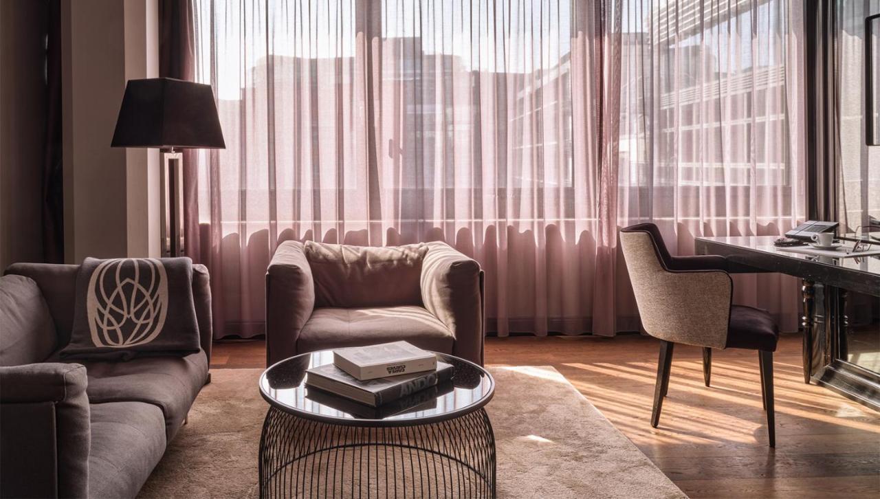 루머스 호텔 프랑크푸르트 외부 사진 A living room at the Mandarin Oriental, Munich