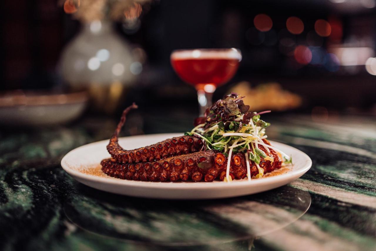 루머스 호텔 프랑크푸르트 외부 사진 A plate of grilled octopus