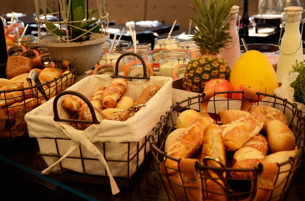 루머스 호텔 프랑크푸르트 외부 사진 A selection of bread and fruit at a buffet